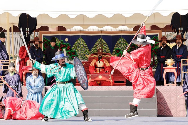 ±¹¿Õ ¾Õ¿¡¼­ ¼±º¸ÀÌ´Â ¿¬¹«